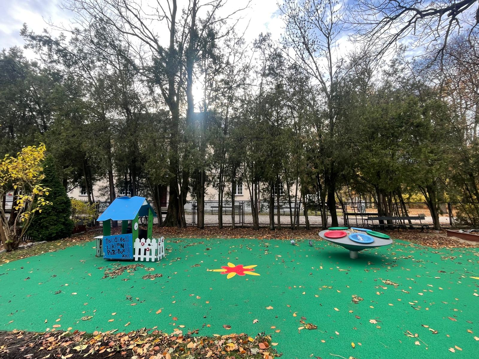 Budowa placu zabaw wraz z nawierzchnią bezpieczną