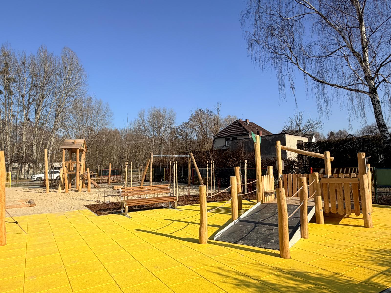 Budowa placu zabaw wraz z nawierzchnią bezpieczną