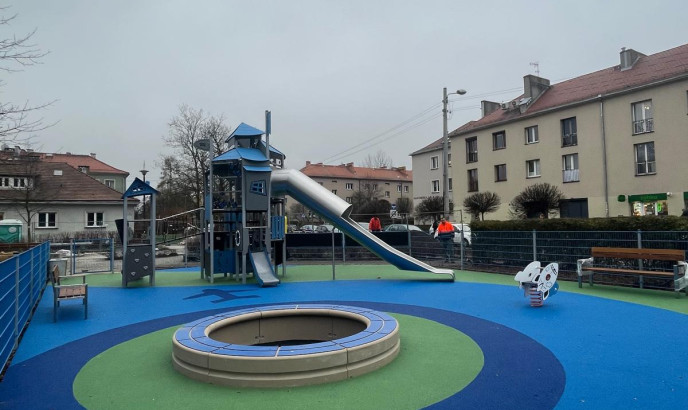 Budowa placu zabaw wraz z nawierzchnią bezpieczną